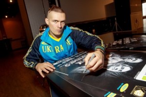 Фото взвешивания Александра Усика и Эпифанио Мендосы